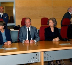 Los Reyes, con la ministra de Fomento y la presidenta de la Comunidad de Madrid, en la reunión celebrada en la T-4 del Aeropuerto de Barajas
