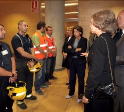 Don Juan Carlos y Doña Sofía conversan con miembros del Cuerpo de Bomberos y de Protección Civil que participaron en las tareas de rescate