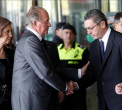 Sus Majestades, con el alcalde de Madrid, a su llegada a IFEMA