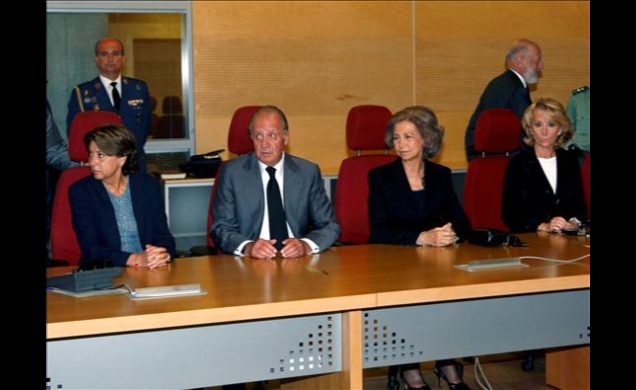 Los Reyes, con la ministra de Fomento y la presidenta de la Comunidad de Madrid, en la reunión celebrada en la T-4 del Aeropuerto de Barajas