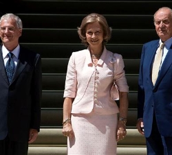 Sus Majestades los Reyes junto al Presidente de la República de Hungria