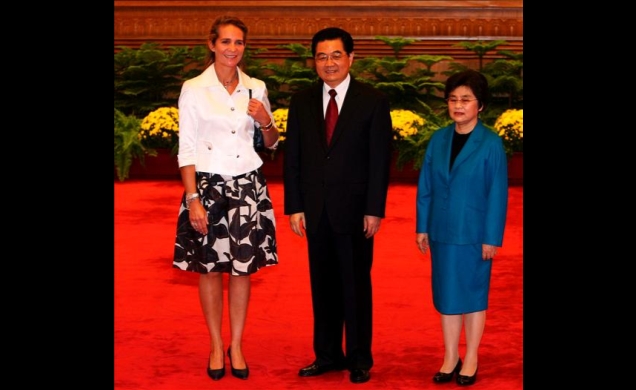 El Presidente de la República Popular de china, Hu Jintao y su esposa Liu Yongquing dan la bienvenida a Su Alteza Real la Infanta Doña Elena en el Gra