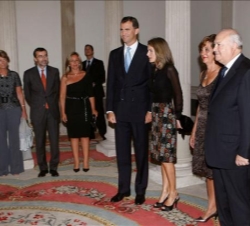 Los Príncipes, con el ministro de Asuntos Exteriores y su esposa, y el secretario de Estado de Asuntos Exteriores, la secretaria de Estado para Iberoa