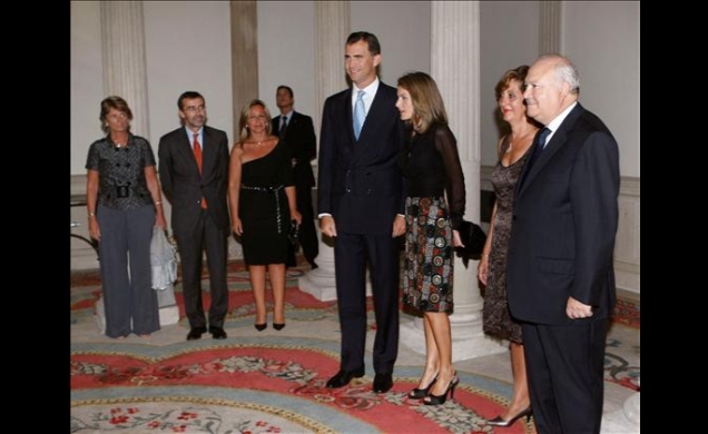 Los Príncipes, con el ministro de Asuntos Exteriores y su esposa, y el secretario de Estado de Asuntos Exteriores, la secretaria de Estado para Iberoa
