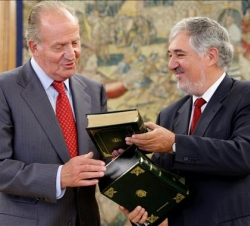 Don Juan Carlos recibe la memoria de la Fiscalía de manos del fiscal general del Estado