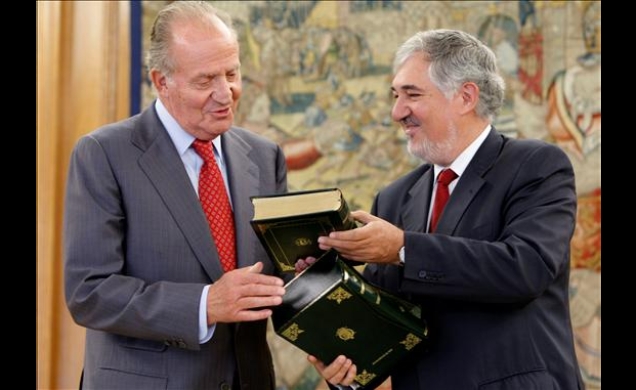 Don Juan Carlos recibe la memoria de la Fiscalía de manos del fiscal general del Estado