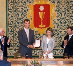 Sus Altezas Reales, junto al alcalde de Cuenca y el presidente de la Junta de Comunidades de Castilla-La Mancha, tras recibir la llave del Consistorio