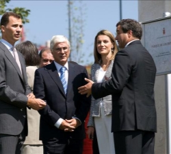 Sus Altezas Reales, con el alcalde de Cuenca y el presidente de la Junta de Comunidades de Castilla-La Mancha, en el Parque de los Príncipes de Cuenca