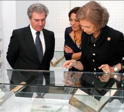 Su Majestad la Reina junto al ministro de Cultura y la comisaria de la exposición, Inmaculada Pérez Martín, observa una de las piezas de la muestra
