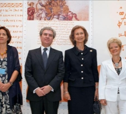 Doña  Sofía, con  el ministro de Cultura, la directora de la Biblioteca Nacional y la comisaria Inmaculada Pérez Martín,  Milagros del Corral