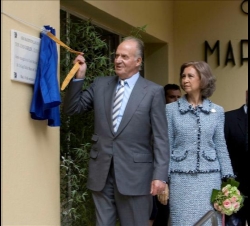 Don Juan Carlos descubre una placa conmemorativa en presencia de Doña Sofía con motivo de la apertura del curso escolar 2008-2009
