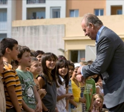 Don Juan Carlos saluda a los alumnos del Colegio Público Mare de Déu de Gràcia