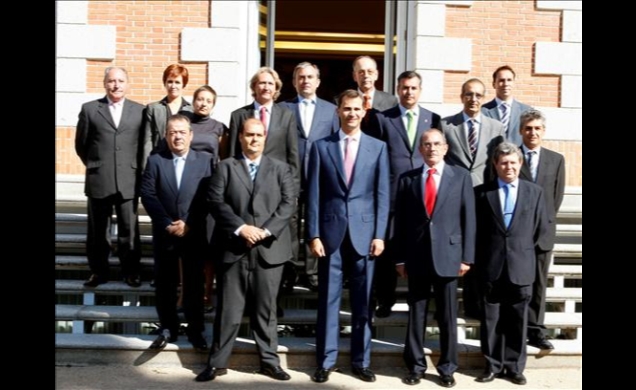 Su Alteza Real el Príncipe de Asturias, con los miembros de la Junta Directiva de la Asociación Española de Recuperadores de Papel y Cartón