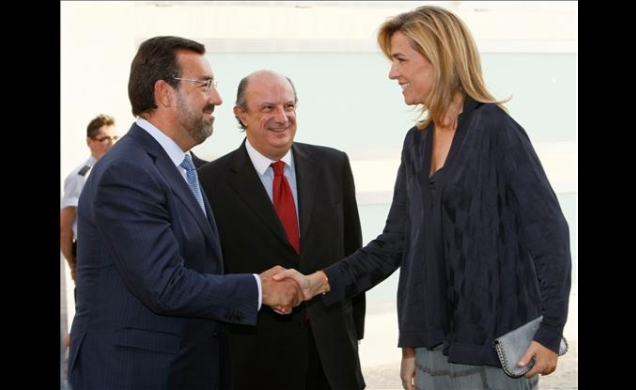 Doña Cristina es saludada por el presidente de la Fundación ONCE, en presencia del consejero de Cultura y Turismo de la Comunidad de Madrid