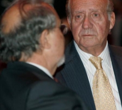 Don Juan Carlos, junto al vicepresidente segundo del Gobierno y ministro de Economía y Hacienda