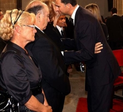 Su Alteza Real el Príncipe de Asturias consuela a los familiares de las víctimas