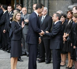 Don Felipe y Doña Letizia son saludados por el presidente del Gobierno Canario