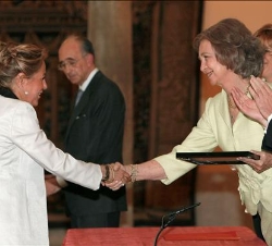Doña Sofía entrega el diploma a la alcaldesa de Zamora, Rosa Valdeón