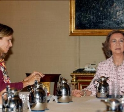 Su Majestad la Reina acompañada por la ministra de Ciencia e Innovación, Cristina Garmendia, durante la reunión