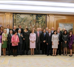 Los Reyes con el presidente del Gobierno, el ministro de Justicia, la presidenta del Tribunal Constitucional, los presidentes del Congreso y del Senad