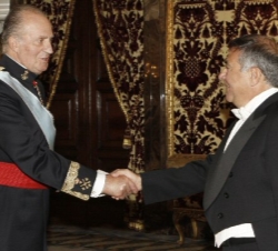 Su Majestad recibe el saludo del embajador de República del Líbano, Sr. Choucri Fathalla Abboud