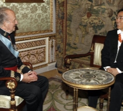 Don Juan Carlos conversa con el embajador de la República de Corea, Sr. Tae-Yul Cho