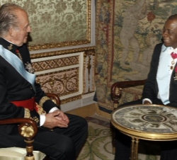 Don Juan Carlos conversa con el embajador de la República del Camerún, Sr. Martin Mbarga Nguele