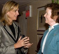 Doña Cristina junto a la señora Mary Robinson