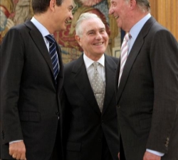 Don Juan Carlos conversa con el presidente del Gobierno y el nuevo presidente del Tribunal Supremo y del Consejo General del Poder Judicial