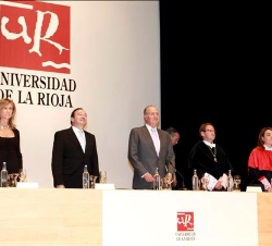 Su Majestad el Rey acompañado por la ministra de Ciencia e Innovación, Cristina Garmendia, el presidente del Gobierno de La Rioja, Pedro Sanz, y el re