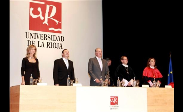 Su Majestad el Rey acompañado por la ministra de Ciencia e Innovación, Cristina Garmendia, el presidente del Gobierno de La Rioja, Pedro Sanz, y el re