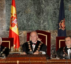 Su Majestad el Rey en la mesa presidencial, junto al presidente del Tribunal Supremo y del Consejo General del Poder Judicial y al ministro de Justici