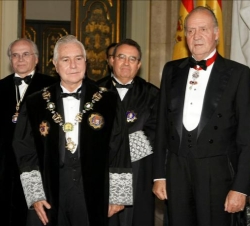 Don Juan Carlos con el  presidente del Consejo General del Poder Judicial y del Tribunal Supremo, Carlos Dívar