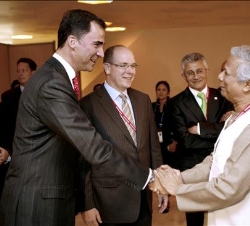 Su Alteza Real recibe el saludo de Mohammad Yunus, en presencia del Príncipe Alberto de Mónaco