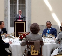 Doña Sofía, en la mesa presidencial, durante las palabras de Su Majestad el Rey en el almuerzo
