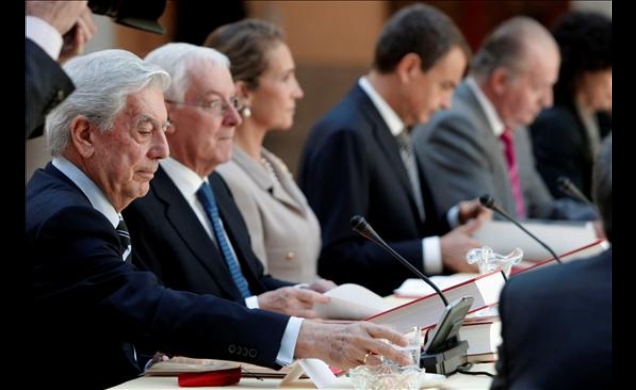 De derecha a izquierda, Don Juan Carlos, el presidente del Gobierno, Doña Elena, el presidente de la Real Academia Española, Víctor García de la Conch