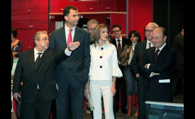 Los Príncipes, a su paso por la redacción, atienden a las explicaciones del director de Informativos, José María Izquierdo, en presencia del consejero
