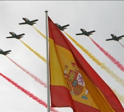 Imagen de los aviones de la Patrulla Aguila dibujando en el cielo estelas con los colores de la bandera de España