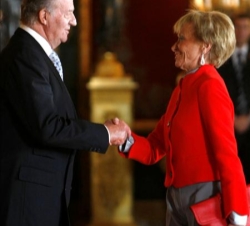 Don Juan Carlos saluda a la vicepresidenta del Gobierno, María Teresa Fernández de la Vega