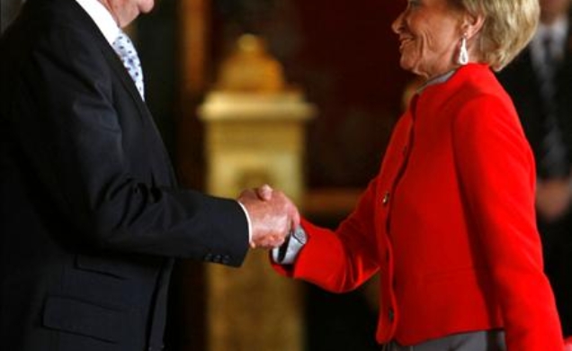 Don Juan Carlos saluda a la vicepresidenta del Gobierno, María Teresa Fernández de la Vega