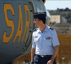 Don Felipe durante el recorrido por la exposición estatica el en Aeródromo Militar de Lanzarote