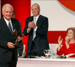 Don Juan Carlos entrega el premio al escritor mexicano, Carlos Fuentes