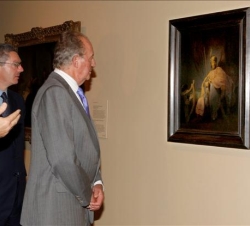Don Juan Carlos junto a Gallardón observa una de las obras