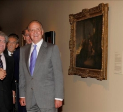 Don Juan Carlos durante la visita a la exposición