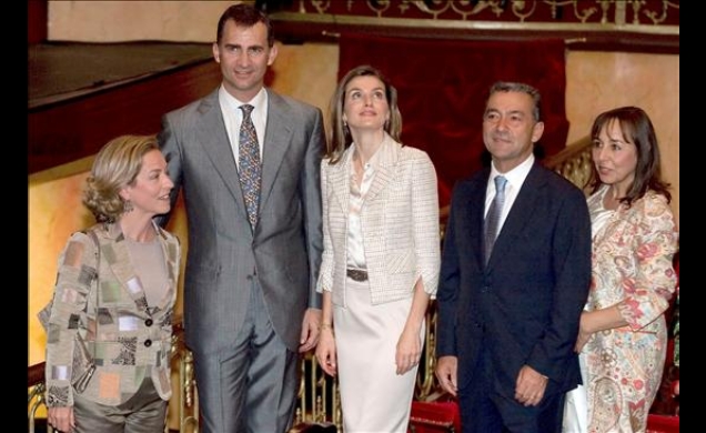 Los Príncipes de Asturias acompañados por el presidente del Gobierno de Canarias, Paulino Rivero y su esposa, Ángela Mena, y la alcaldesa de La Laguna