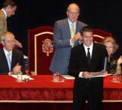 Don Juan Carlos en presencia de Doña Sofía tras hacer entrega de la Medalla de Oro al Mérito en las Bellas Artes a uno de los galardonados