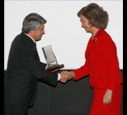 Doña Sofía, recibe un agradecimiento de manos del presidente de EGEDA, Enrique Cerezo