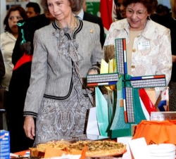 Doña Sofía durante su recorrido por la Kermés  de la Asociación de Damas Diplomáticas