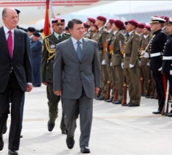 Don Juan Carlos acompañado por el Rey Abdalá II, pasan revista a las tropas