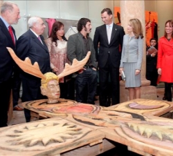 Sus Altezas Reales los Príncipes de Asturias durante el recorrido por la exposición